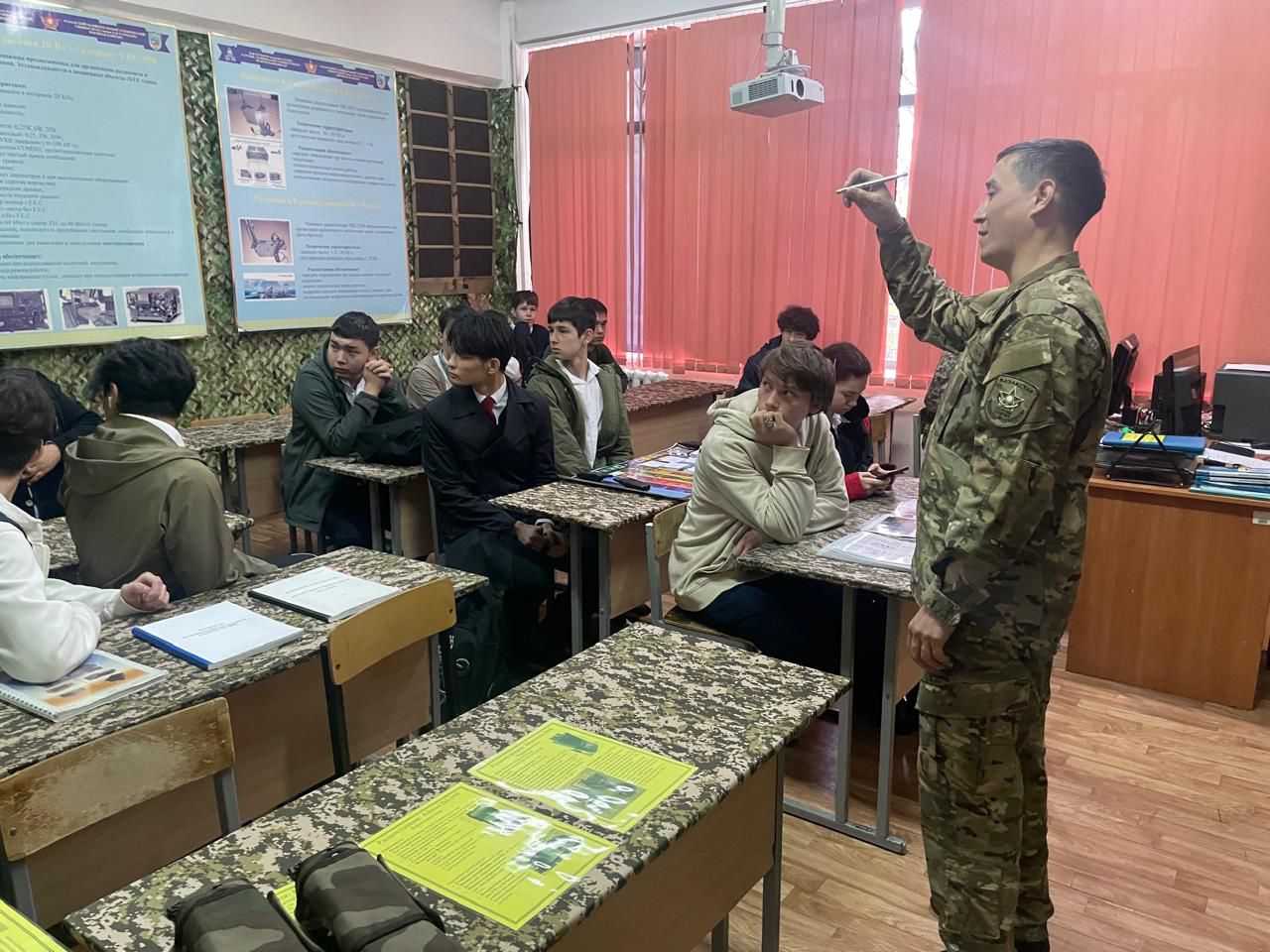 Бостандық ауданына қарасты № 183 ЖББМ 10-11-сынып оқушылары АӘТД пәнінің оқытушысы О.Ж.Алиханов жетекшілігімен Алматы қаласындағы Қ Сәтпаев атындағы Қаз ҰТУ-нің әскери кафедрасы ұйымдастырған "Ашық есік" күні шарасына қатысты.
